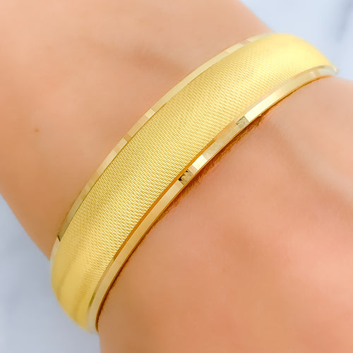 Chic Versatile Gold Bangle