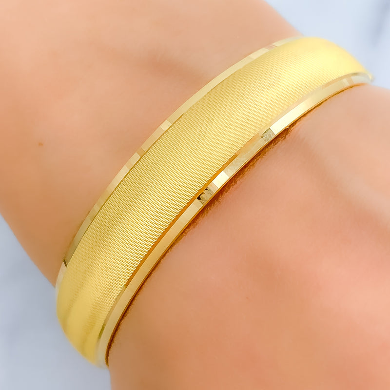 Chic Versatile Gold Bangle