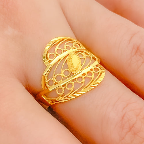 Attractive Wide 22k Gold Spiral Ring