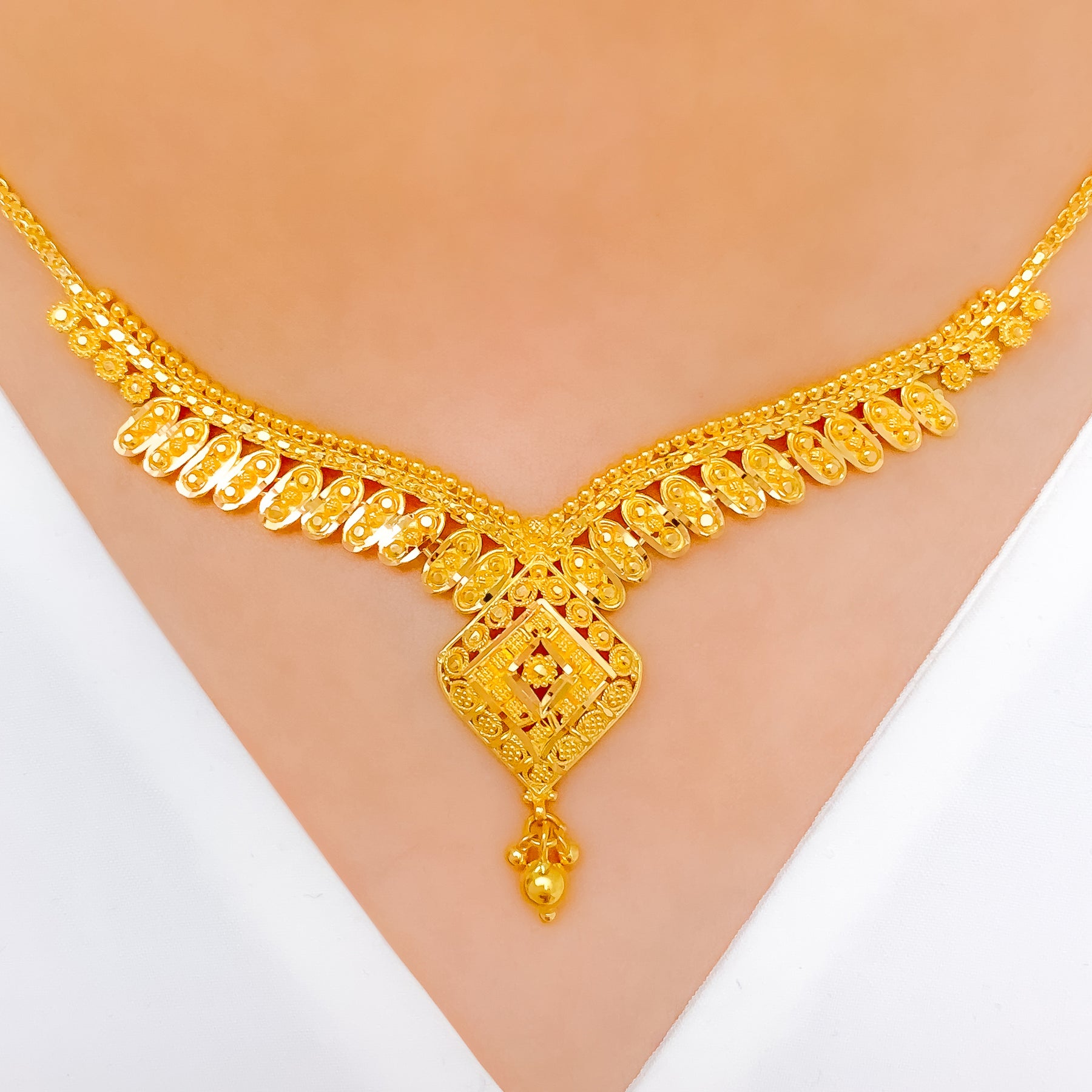 V Shape Wedding Wear 22ct Gold Necklace Set at Rs 750000/set in Mumbai |  ID: 2852257803497