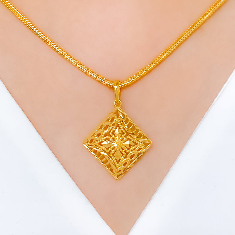 Shimmering Flower 22k Gold Pendant Set