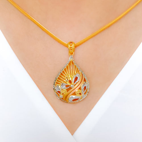 Gorgeous Reflective Petals 22k Gold Pendant Set