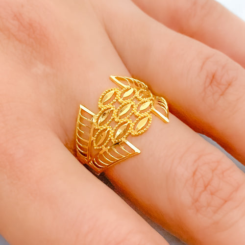 Posh V-Shaped Striped 22k Gold Ring