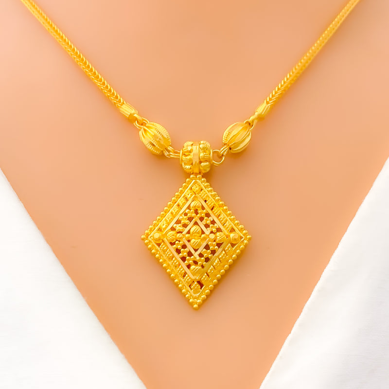 22k-gold-reflective-diamond-shaped-gold-necklace-set