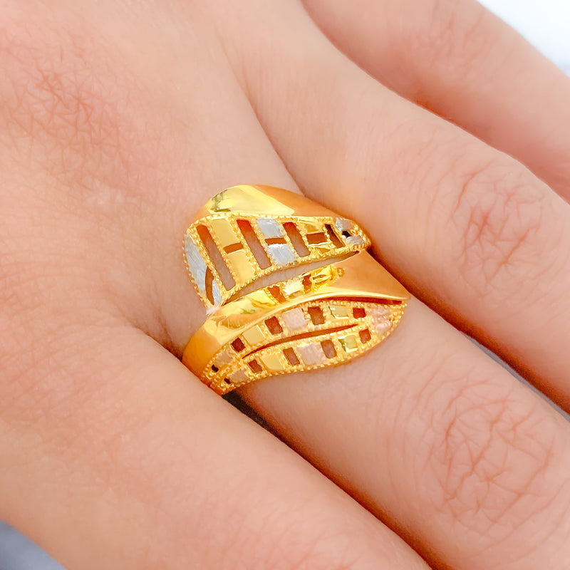 Square Accented Glossy 22k Gold Wave Ring