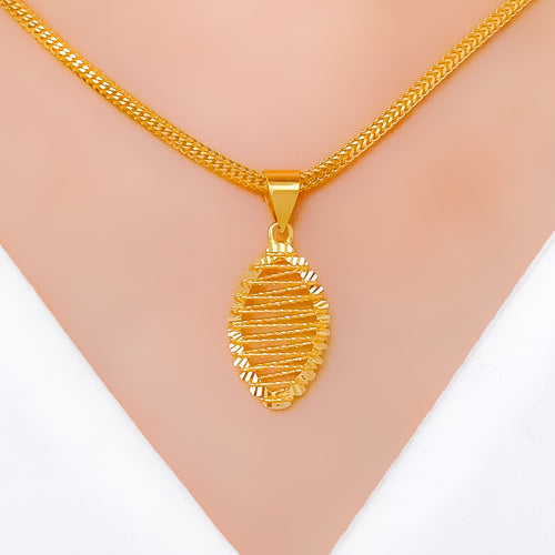 Chic Wired 22k Gold Pendant Set
