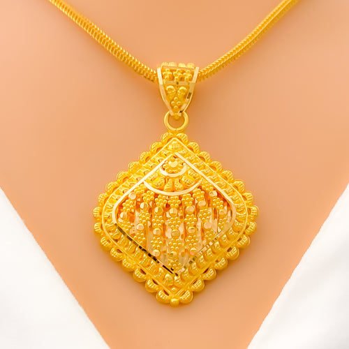 22k-gold-Intricate Traditional Reflective Pendant Set 