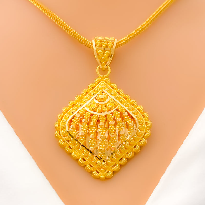 22k-gold-Intricate Traditional Reflective Pendant Set 