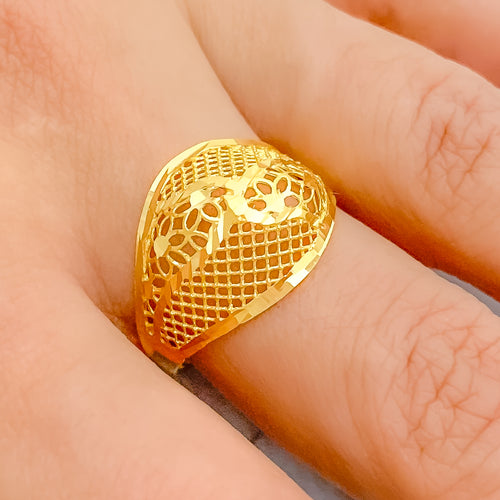 Graceful Leaf Accented Mesh Ring