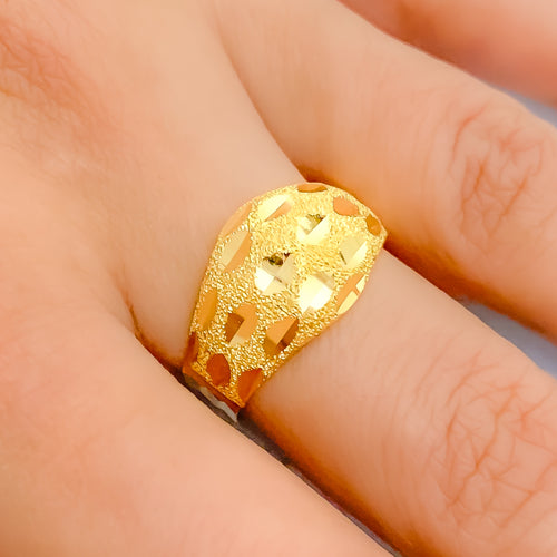21k-gold-everyday-detailed-ring