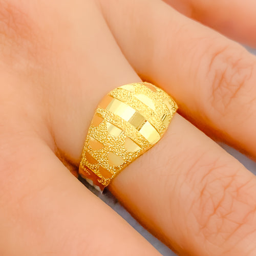 21k-gold-lovely-contemporary-ring