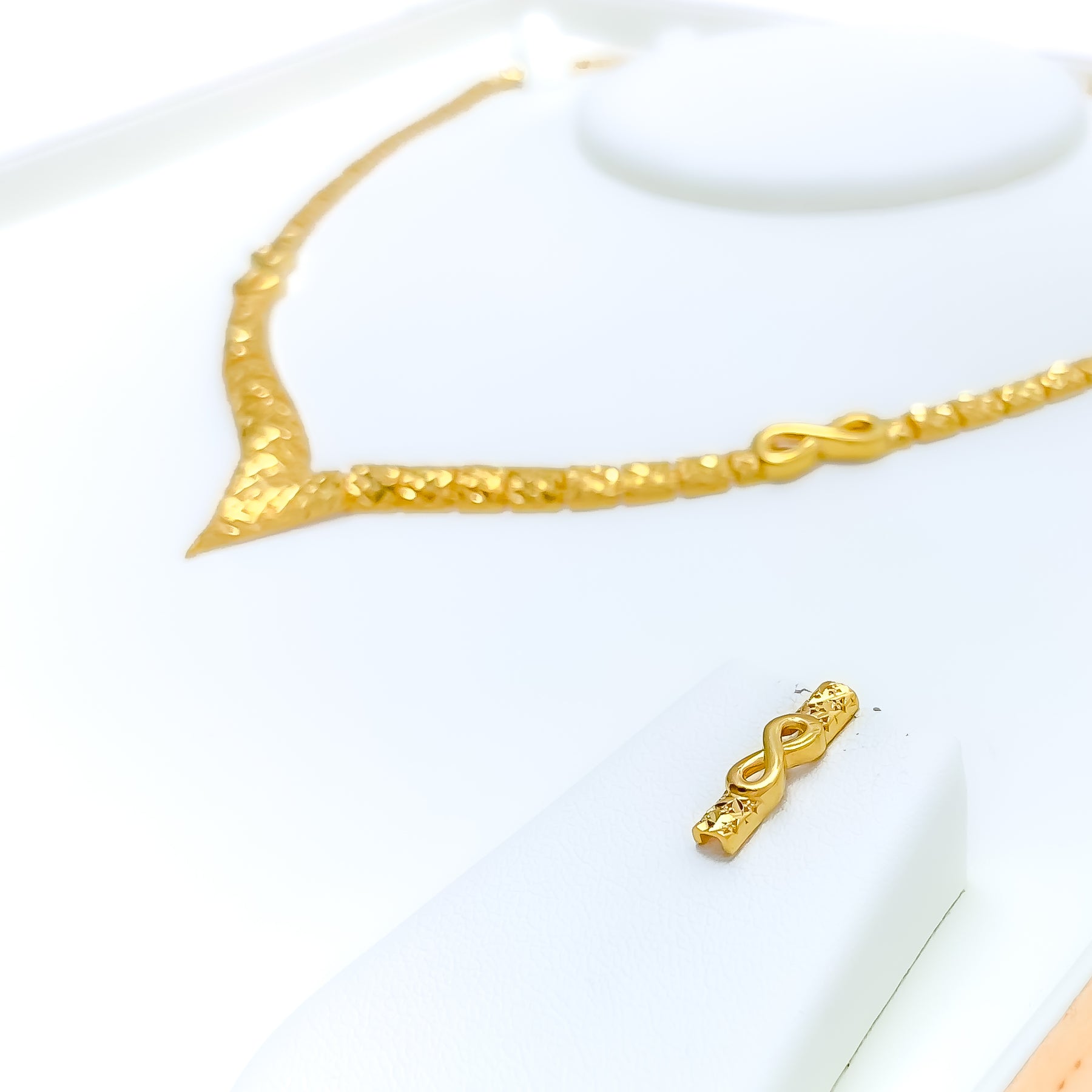 Gorgeous Netted V-Shaped 22k Gold Necklace Set – Andaaz Jewelers