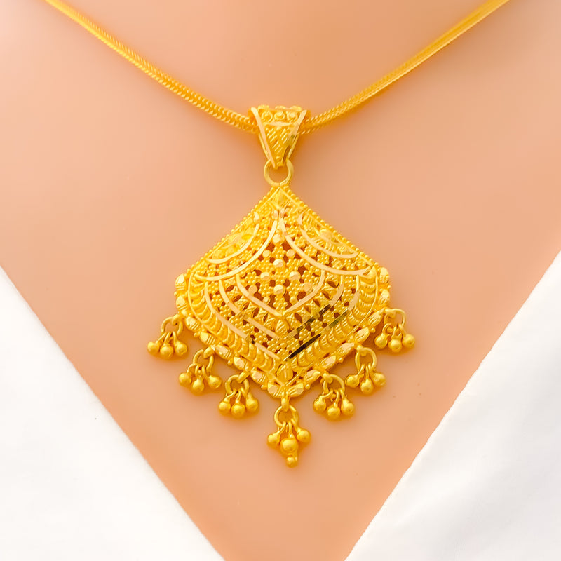 22k-gold-luxurious-fashionable-pendant-set