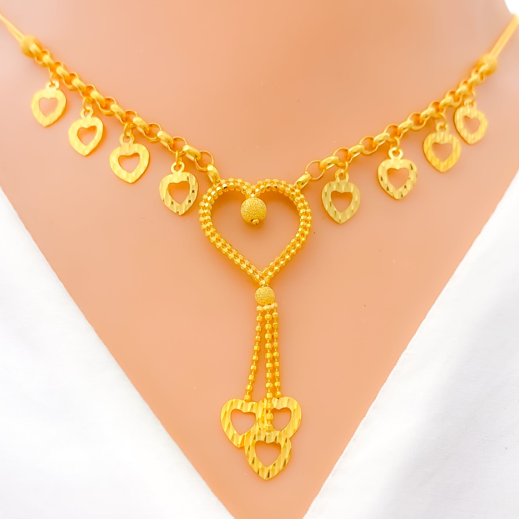 Chain type store necklace in gold