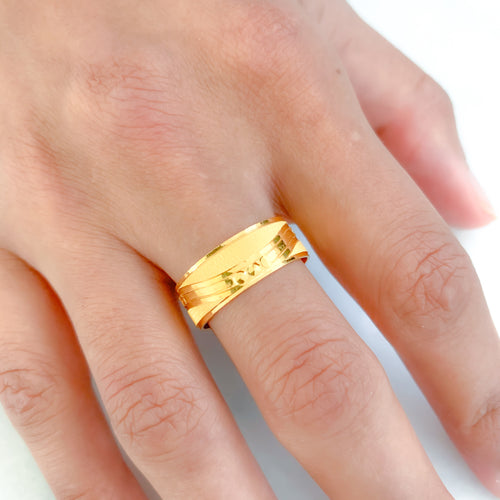 Elegant Wave Gold Band