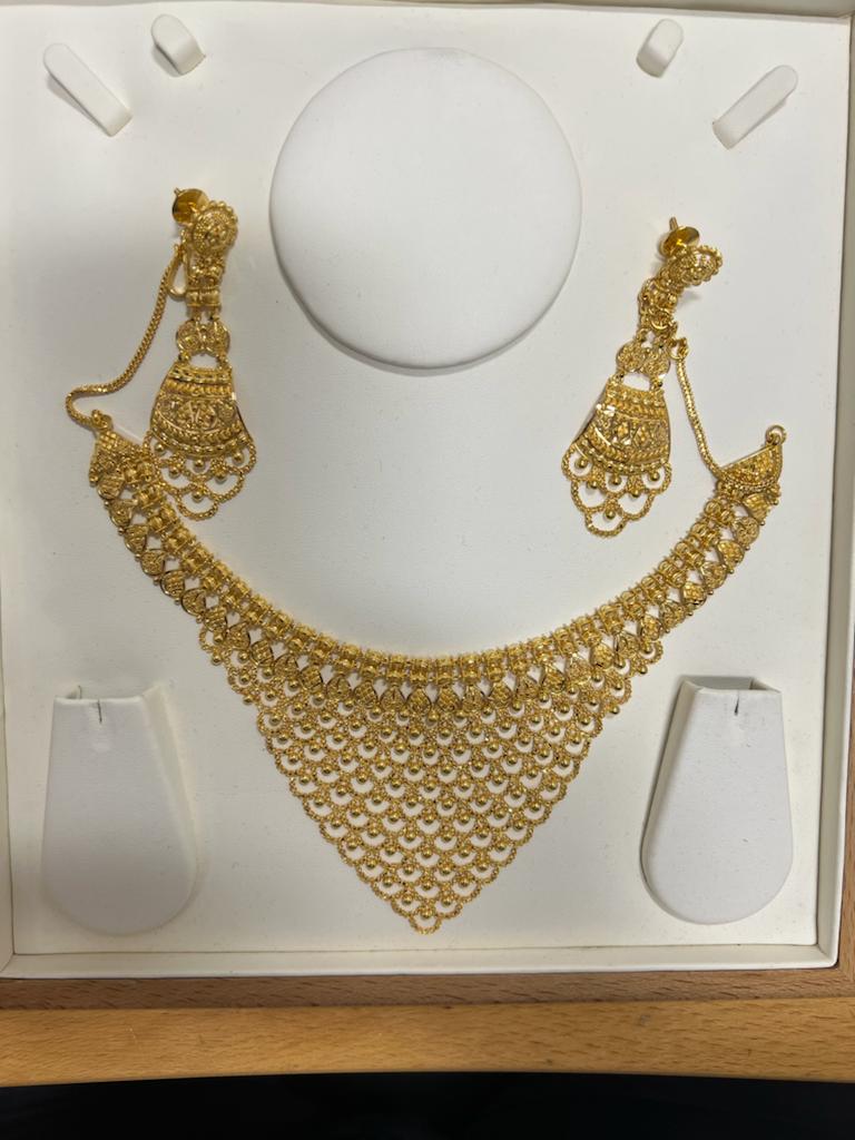 Regal yellow gold necklace set